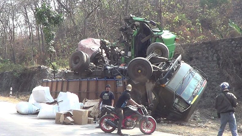 Truk Tronton Mogok Ditabrak Trailer di Pantura Alas Roban, 1 Tewas