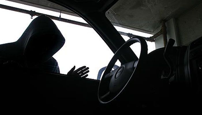 Dalam 11 Detik, Kakek Ini Curi Uang dan Koper dari Taksi yang Diparkir