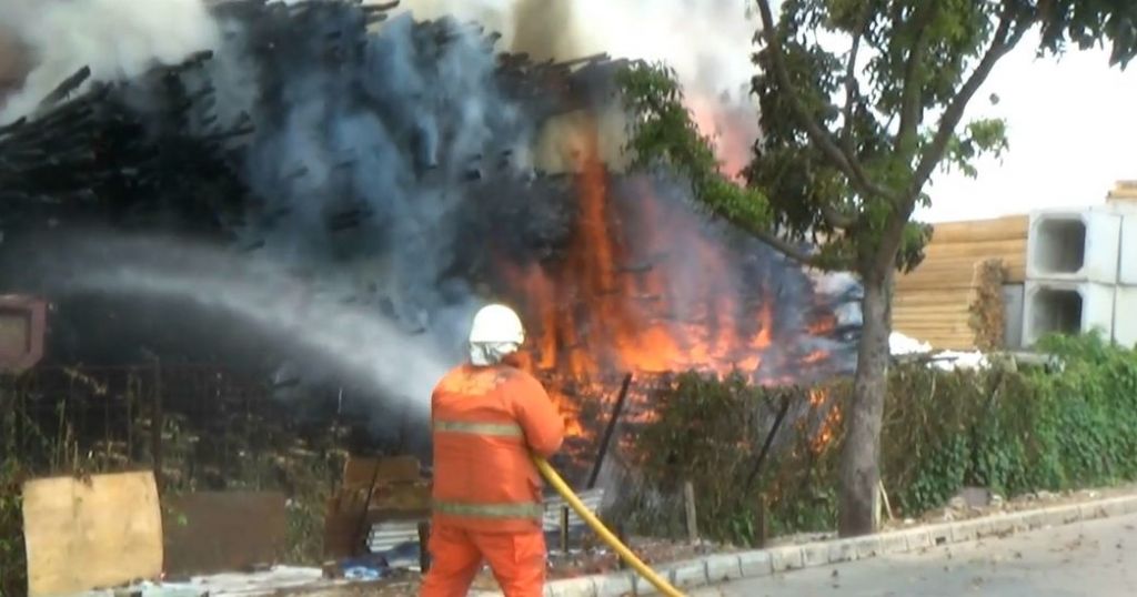 25 Kubik Kayu dan 2 Mobil Milik Sudin PU Tata Air DKI Ludes Terbakar