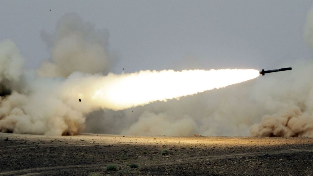 Militer Saudi Cegat Rudal Houthi, 26 Warga Luka akibat Pecahan Peluru