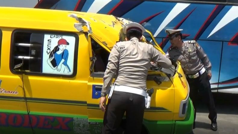 Hindari Razia, Angkot Hasil Begal Terguling dan Tewaskan Pemotor