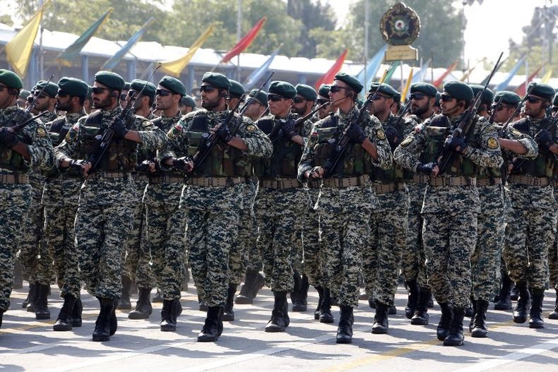 Parade Militer Pasukan Iran Diberondong Tembakan