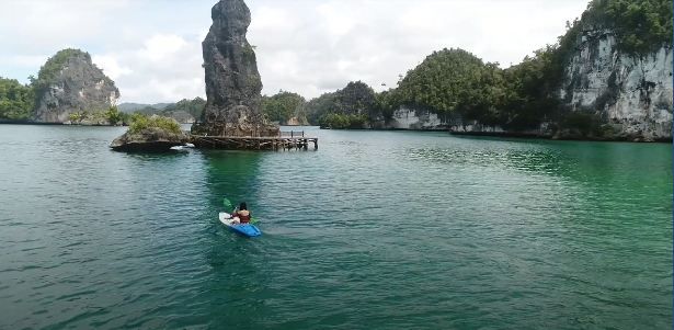 Merapat di Taman Bumi Raja Ampat