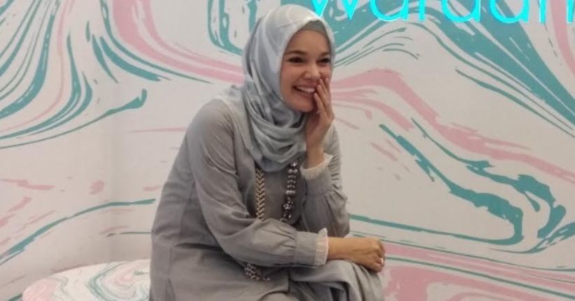 Terungkap, Rahasia Kulit Glowing dan Awet Muda Dewi Sandra