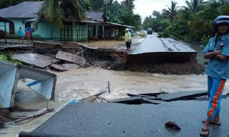 Banjir Terjang Mandailing Natal, Rumah Warga Rusak dan Jalanan Amblas