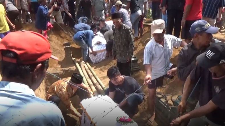 Isak Tangis Warnai Pemakaman 7 Korban Kecelakaan Maut di Boyolali