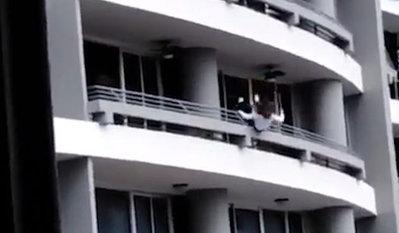 Guru Perempuan Tewas Terjatuh dari Balkon Lantai 27 saat Selfie