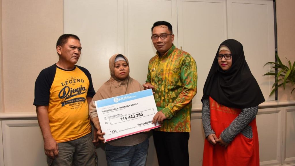 Emil Serahkan Bantuan Kepada Keluarga Haringga Sirila di Tangerang