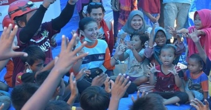 Putuskan Hidup Normal, Awkarin Jadi Relawan Korban Gempa Palu