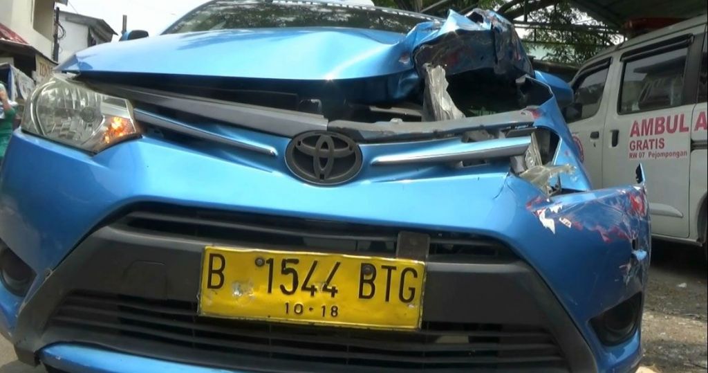 Taksi Ringsek Tertabrak Kereta KRL di Pejompongan, Pengemudi Selamat