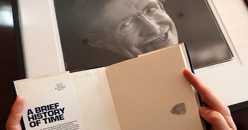 Kursi Roda dan Paper Ilmiah Stephen Hawking Dilelang