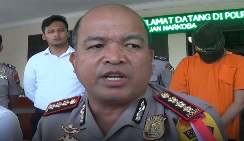 Jual Diri di Medsos, Pria Gay Ditangkap Polisi Sedang Bugil di Batam