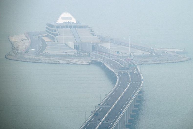 Tak Sembarang Warga Bisa Lintasi Jembatan Laut Terpanjang di Dunia
