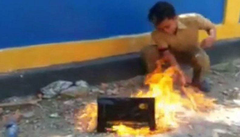 Viral, Guru Honorer Bakar Ijazah Pendidikan karena Tak Lulus CPNS