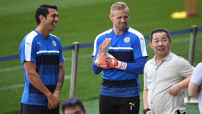 Helikopter Pemilik Leicester Jatuh, Schmeichel Lari Keluar Stadion