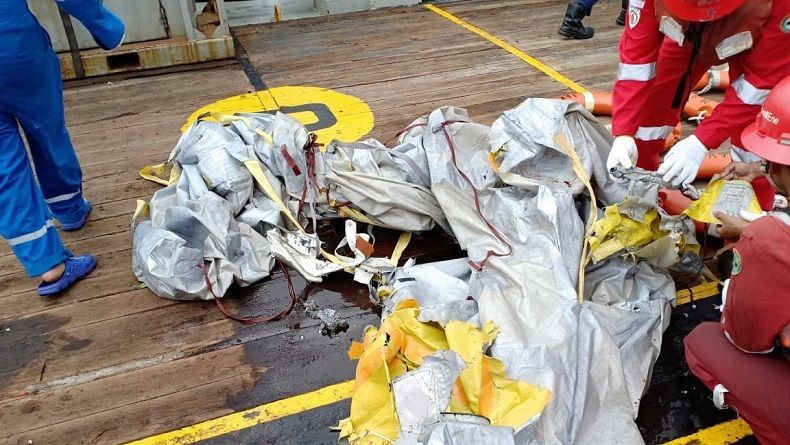 Puing-Puing Pesawat dan Pelampung Ditemukan di Laut Karawang