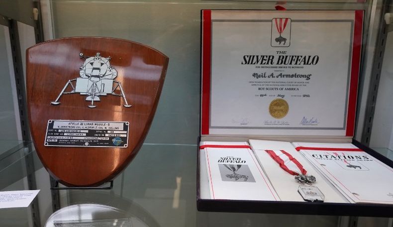 Barang-Barang Neil Armstrong Dilelang, Termasuk Bendera AS di Bulan