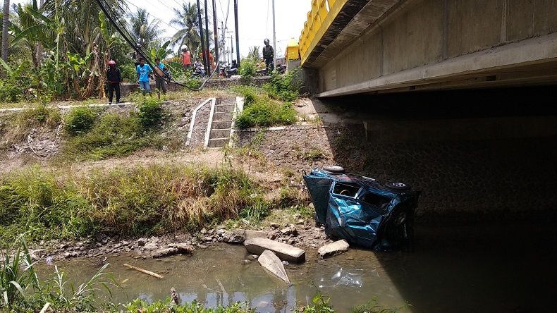 Pengemudi Mengantuk, Mobil Katana Tabrak Jembatan dan Terjun ke Sungai
