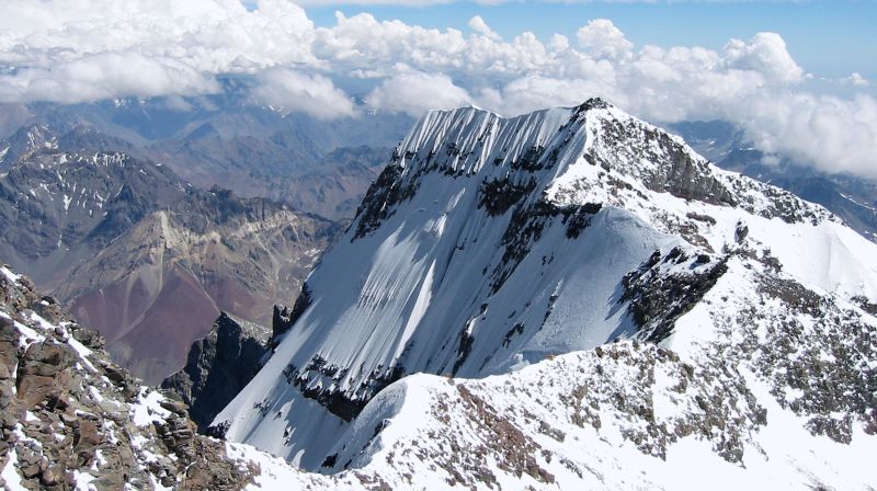 Pendaki Asal Bandung Tewas Kejatuhan Batu di Gunung Cartenz Papua