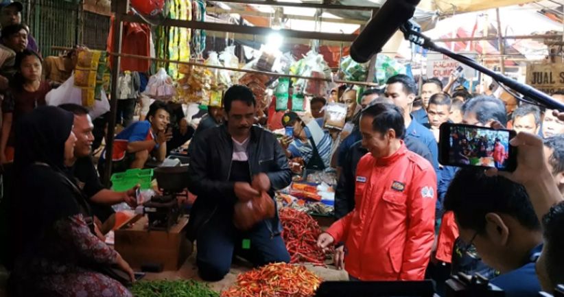 Beli Tempe di Pasar Anyar, Jokowi: Harga Rp5.000 Bisa Dipotong Jadi 15