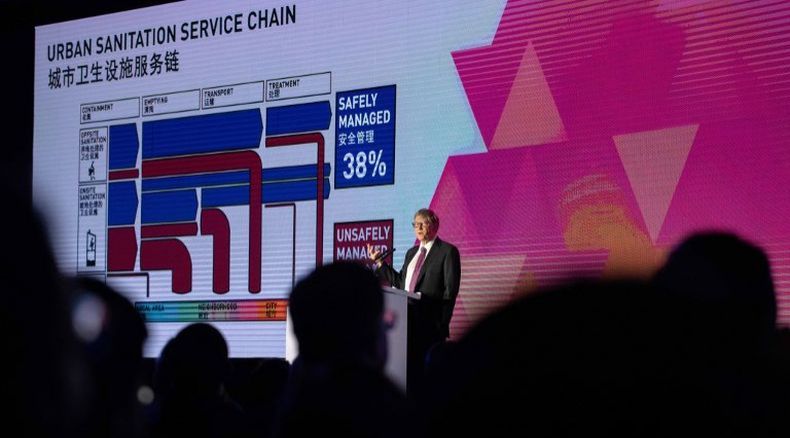 Bawa Kotoran ke Panggung, Bill Gates Bikin Heboh Forum Internasional