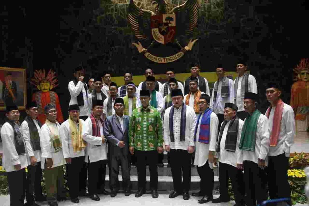 Pemprov DKI Berangkatkan 100 Marbot Umrah ke Tanah Suci