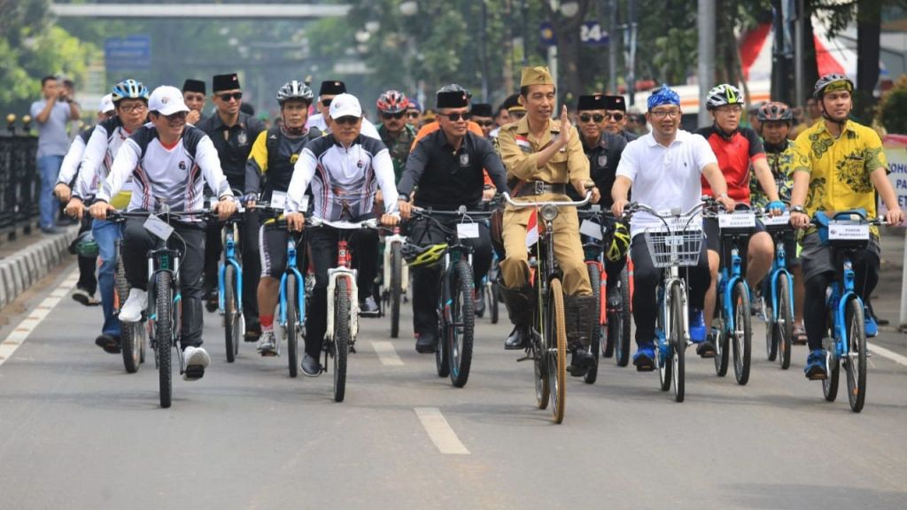 Berseragam Veteran, Jokowi Gowes Bersama Peserta Bandung Lautan Sepeda