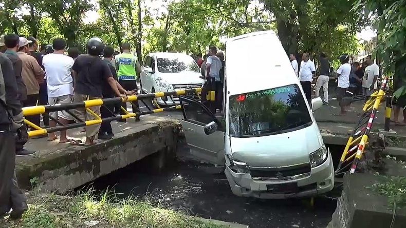 Tabrakan dengan Taksi Online di Denpasar, Minibus Terjun ke Parit