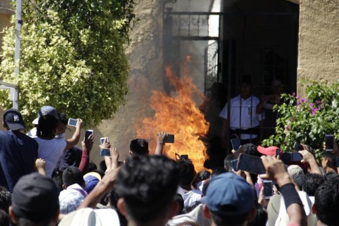 Pria dan Pamannya Dibakar Hidup-Hidup karena Desas-Desus di Whatsapp