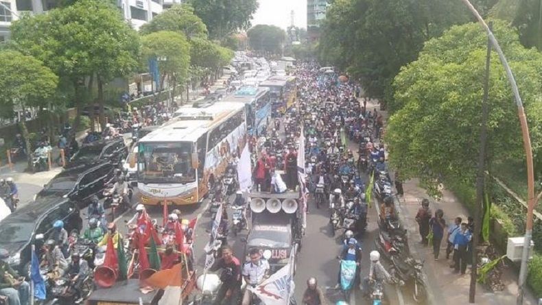 Kawal Penetapan UMK, Ribuan Buruh Kepung Gedung Kantor Grahadi