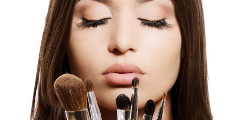 6 Tips Makeup agar Tampil Glowing, Kenali Jenis Kulit hingga Teknik Aplikasinya 