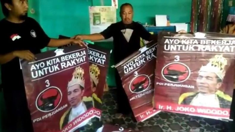 Pasang Poster Raja Jokowi, Warga Brebes Ini Diupah Puluhan Juta Rupiah