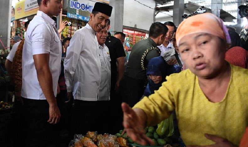Jokowi Blusukan Cek Harga di Pasar Sidoharjo, Iriana Beli Telur Asin