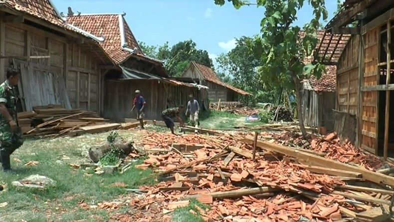 Puting Beliung Terjang Grobogan, Belasan Rumah Roboh dan Puluhan Rusak