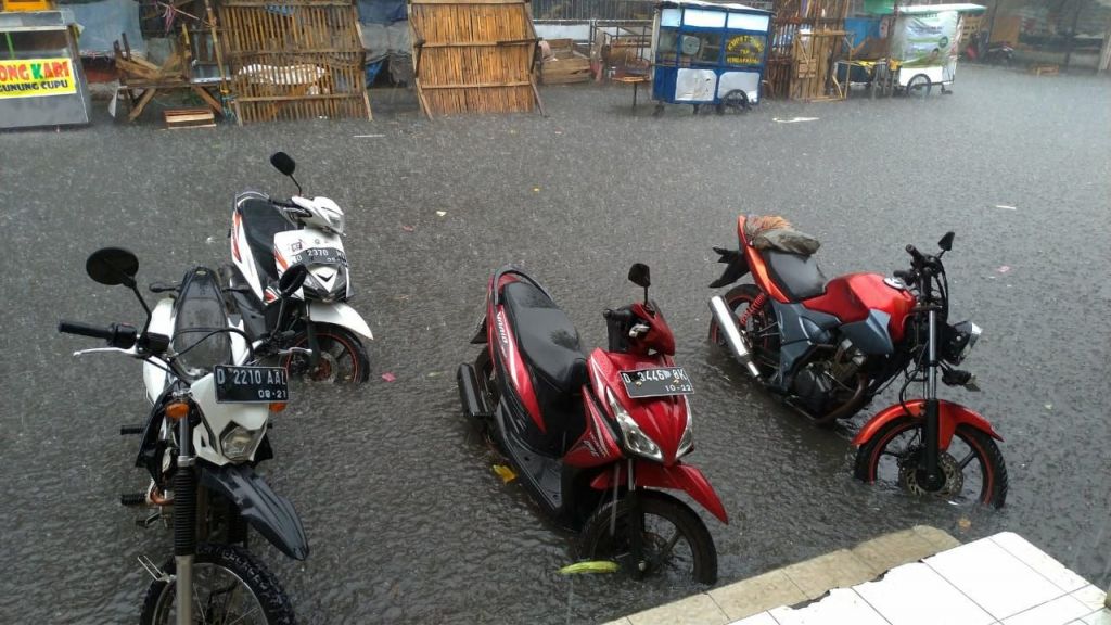 Banjir Genangan Kepung Bandung, Lalu Lintas Macet Parah