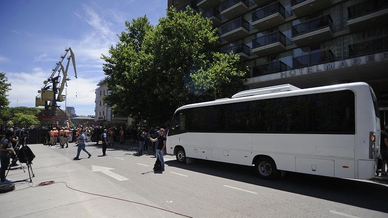 Suporter River Plate Penimpuk Bus Boca Juniors Meminta Maaf