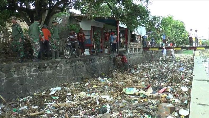 Pengerukan Sampah di Sungai Aji Kaliwungu Dinilai Tak Maksimal