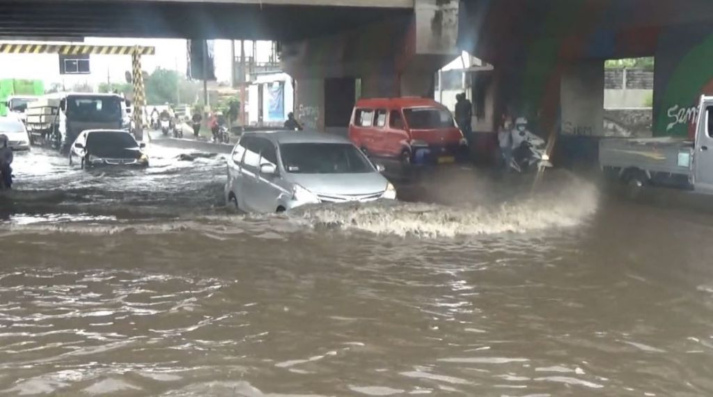 Terowongan Tol Kaligawe Semarang Kebanjiran, Jalanan Macet Parah
