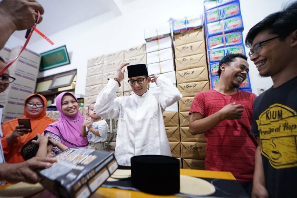 Beli Kopiah Buatan Gresik, Sandi: Ini Bisa Jadi Kebanggaan Indonesia