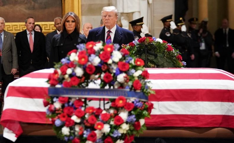 Trump Beri Penghormatan bagi Mendiang George HW Bush