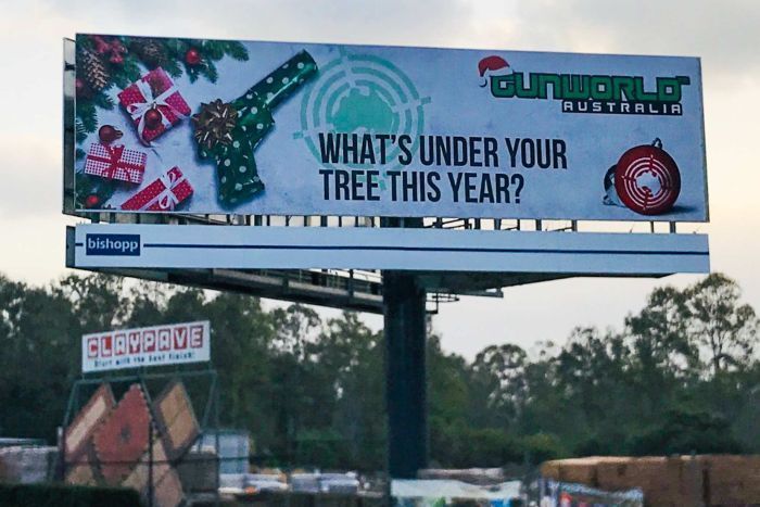 Papan Iklan Tampilkan Pistol sebagai Hadiah Natal Muncul di Brisbane
