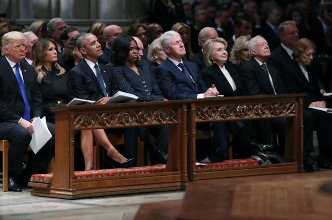 Saat 4 Presiden AS Duduk Bersama dengan Canggung di Pemakaman Bush