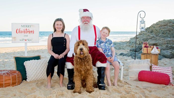 Warga Australia Natal di Musim Panas, Sinterklas Rela Mejeng di Pantai