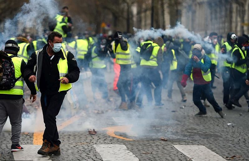Bentrok, Polisi Tembakkan Gas Air Mata ke Ribuan Demonstran di Paris