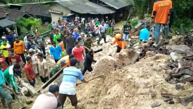 Banjir di Pacitan, 4 Warga Hilang Tertimbun Material Longsor