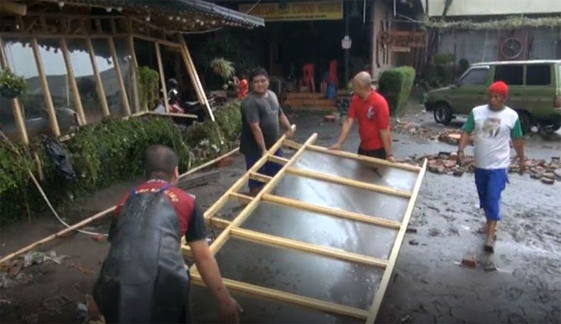 Banjir Porakporandakan Kota Malang, Pemotor dan Mobil Terseret Arus