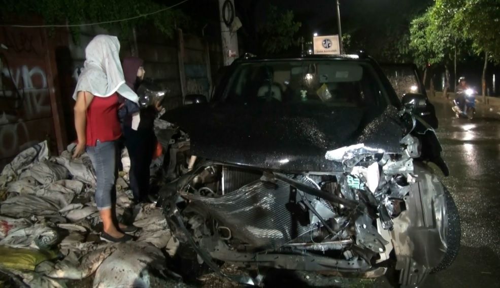 Terjebak Macet di Cengkareng, Nissan X Trail Ringsek Ditabrak KRL
