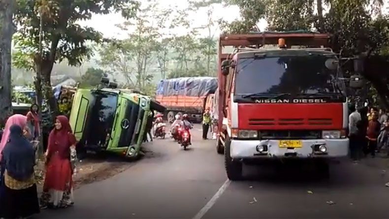 Truk Sawit Terguling, Jalan Padang-Jambi Macet Belasan Kilometer