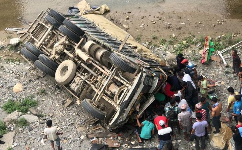 Truk Rombongan Pelayat Masuk Jurang di Nepal, 20 Orang Tewas