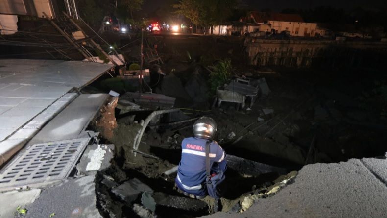 Tanah Masih Labil, Petugas Antisipasi Ambles Susulan di Jalan Gubeng